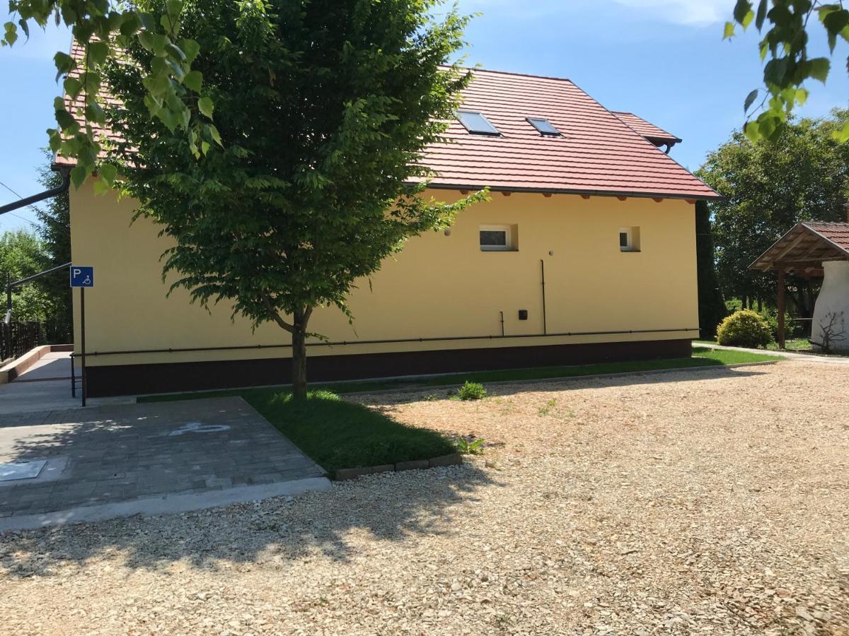 Venusz Ueduelocentrum Tiszacsege Exterior photo